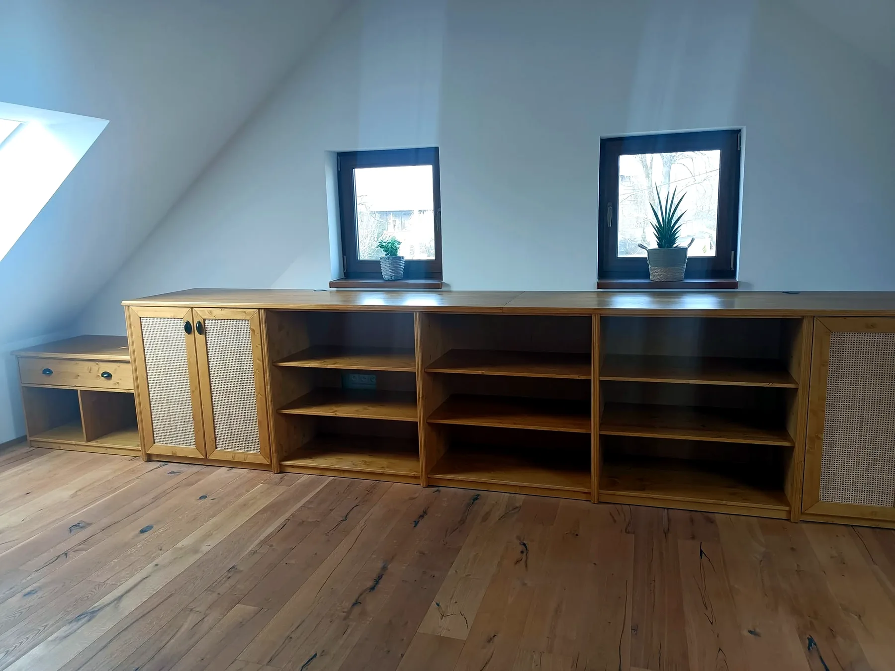 Nízký nábytek na míru pod okny v podkroví