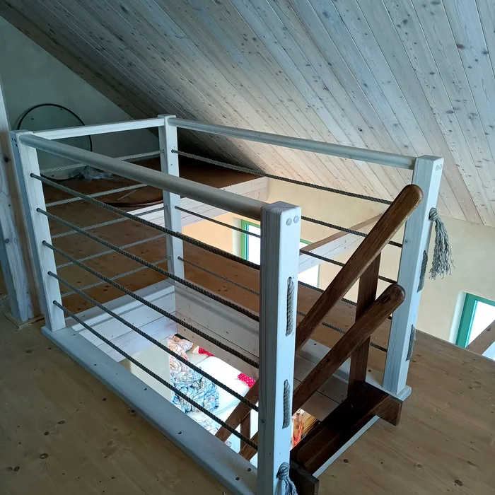 Zábradlí s nerezovými tyčemi a dřevěným madlem